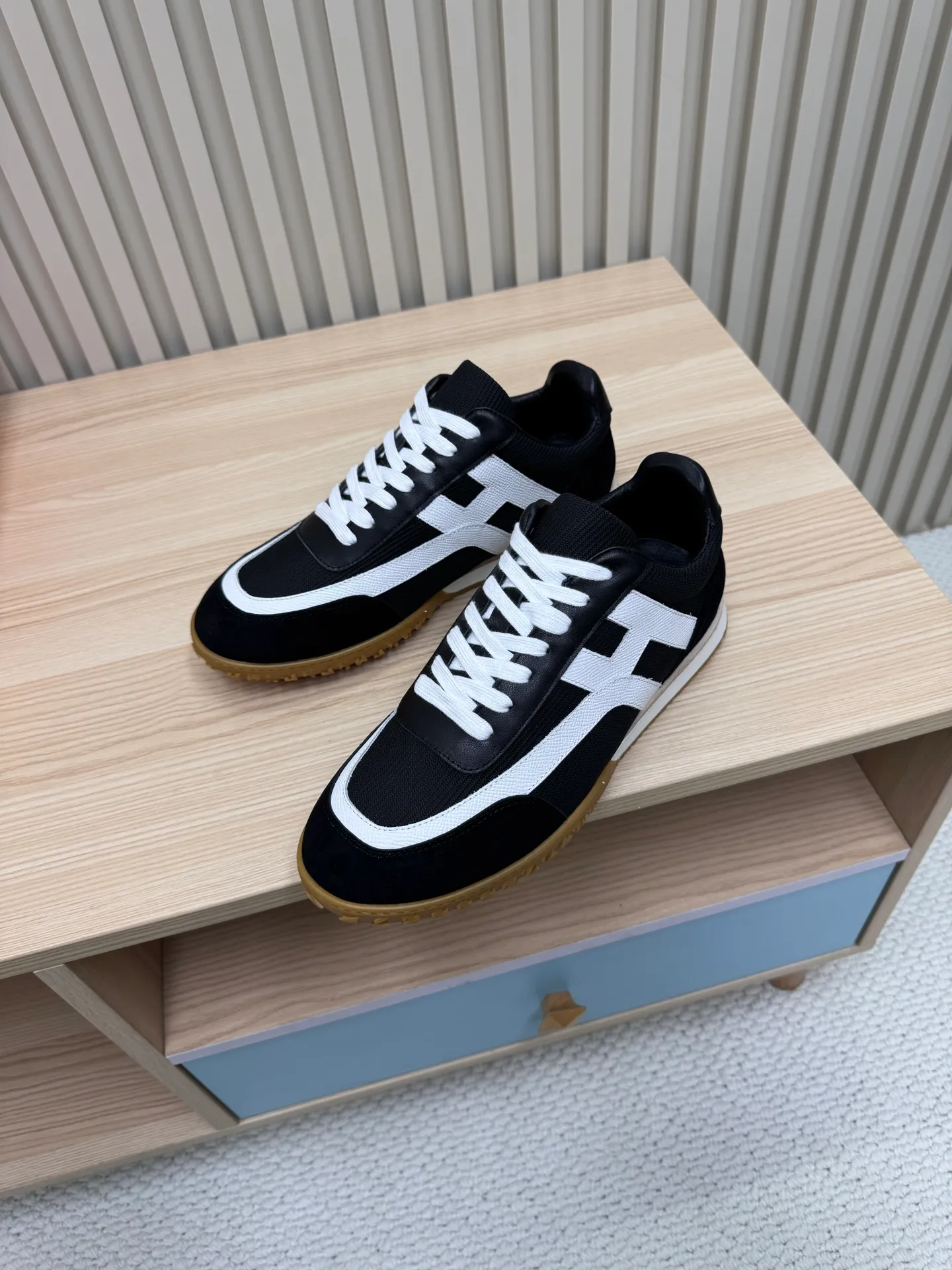 👟👟Ex-factory price 600👟👟 Hermes / Top version #couple style 24ss casual sneakers Suede goatskin sneakers decorated with contrasting patterns and iconic "H" details, beautifully packaged at the delivery counter🛍📦 Fabric: suede + down cloth Lining: mixed sheep lining Outsole: original TPU Bottom thickness: 2CM Size: 35-45